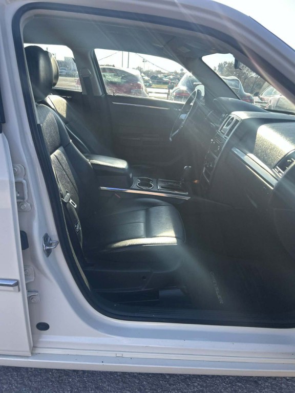 2010 Chrysler 300 Image 3