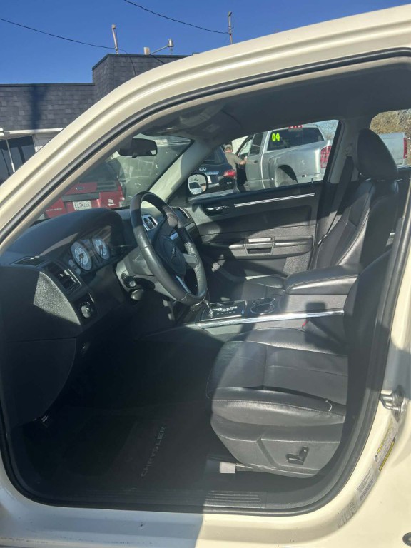 2010 Chrysler 300 Image 4