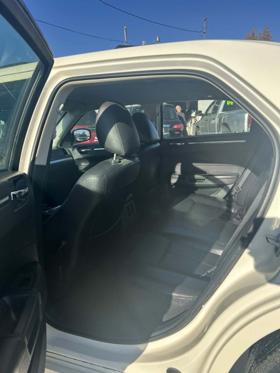 2010 Chrysler 300 Image 6