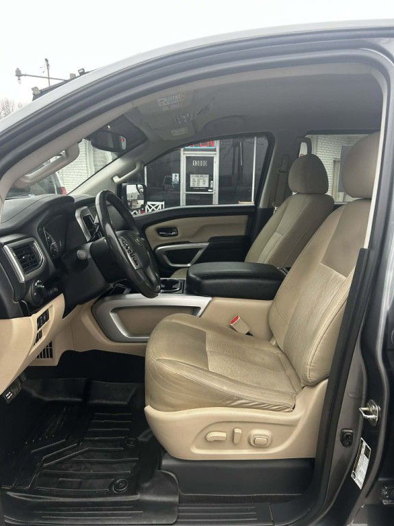 2017 Nissan Titan Image 3