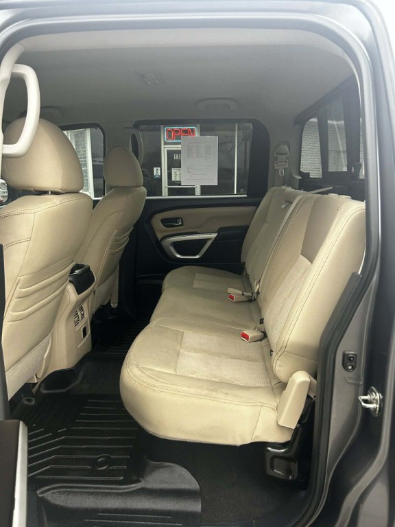 2017 Nissan Titan Image 4