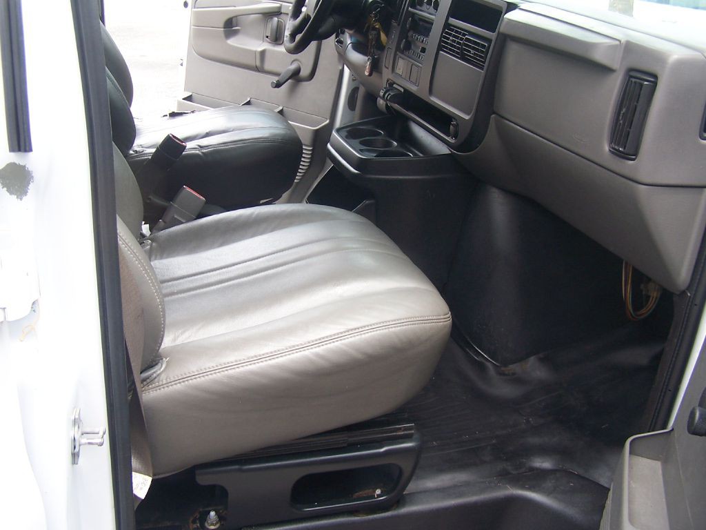 2007 Chevrolet Express Image 7