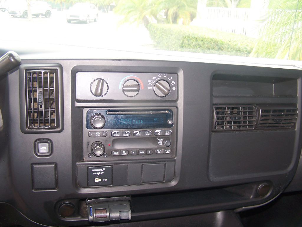 2007 Chevrolet Express Image 11