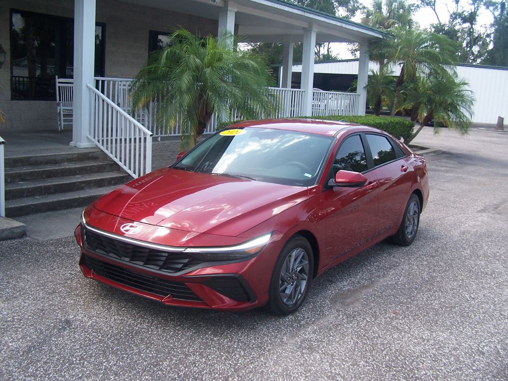 2024 Hyundai Elantra Image 2