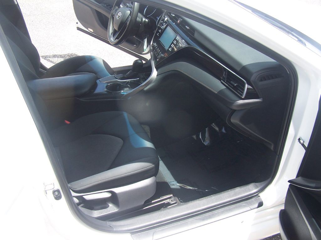 2019 Toyota Camry Image 8