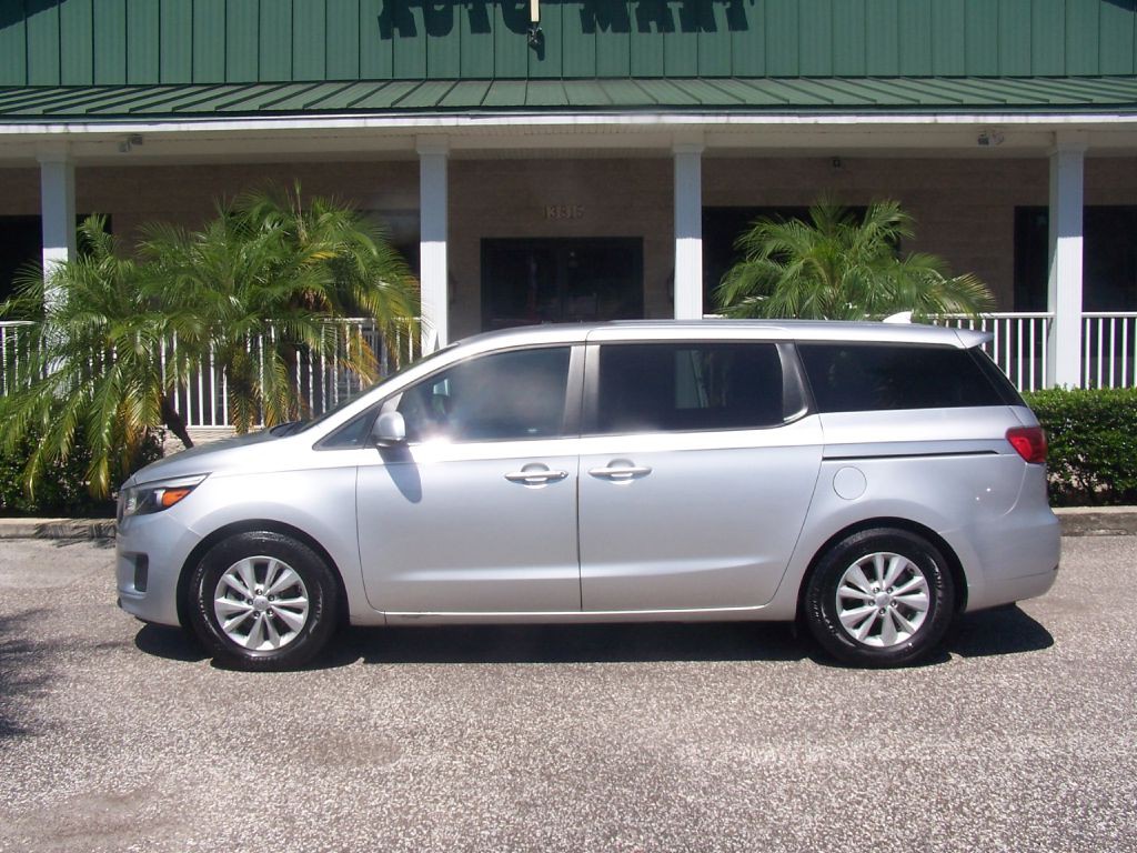 2017 Kia Sedona Image 1
