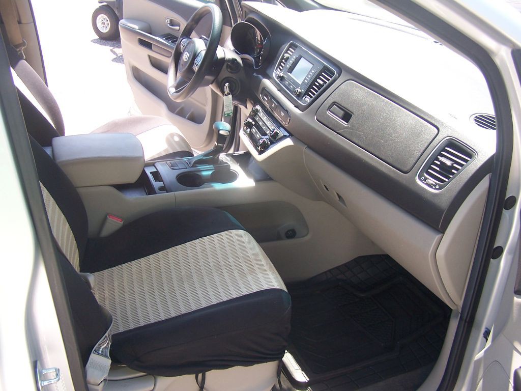 2017 Kia Sedona Image 9