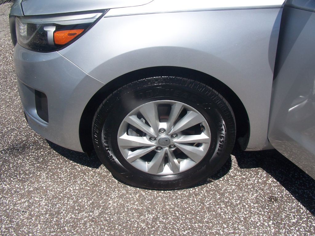 2017 Kia Sedona Image 16