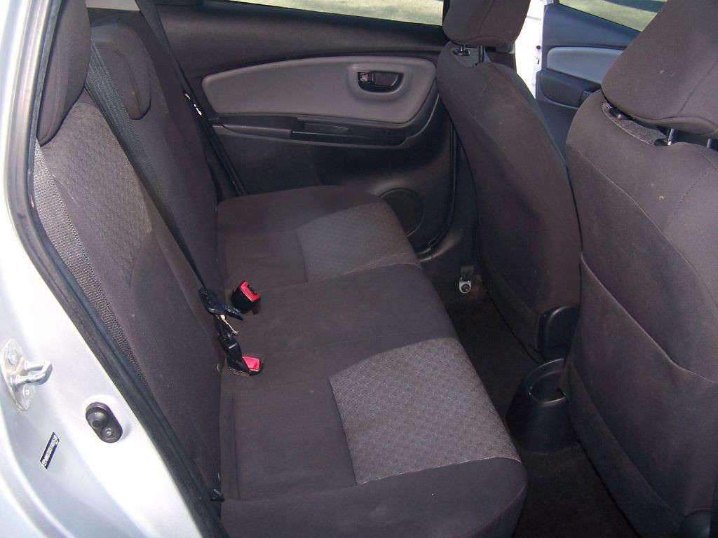 2015 Toyota Yaris Image 9