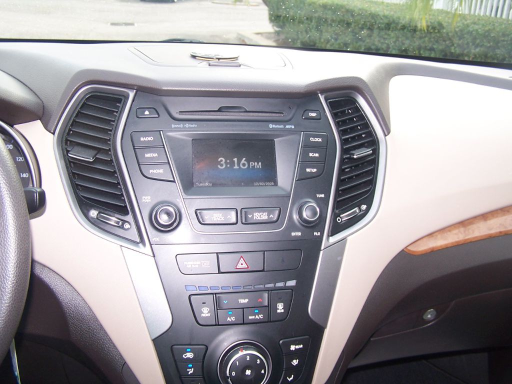 2015 Hyundai Santa Fe Image 14