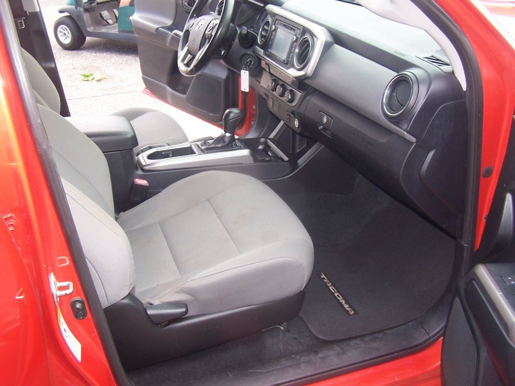 2016 Toyota Tacoma Image 8