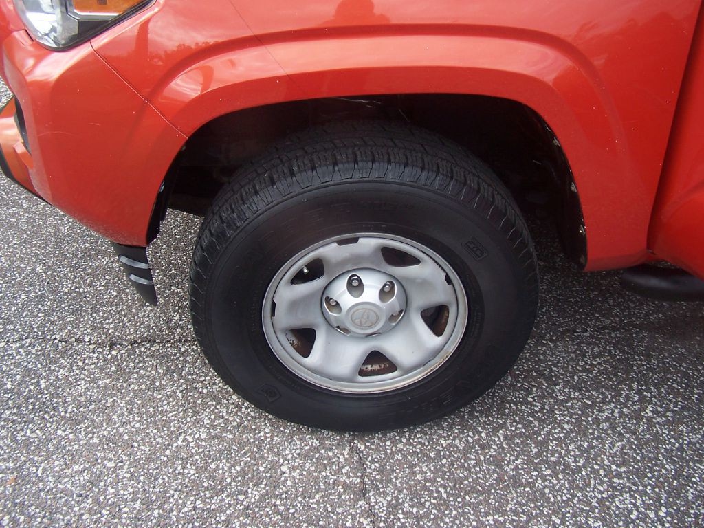 2016 Toyota Tacoma Image 14