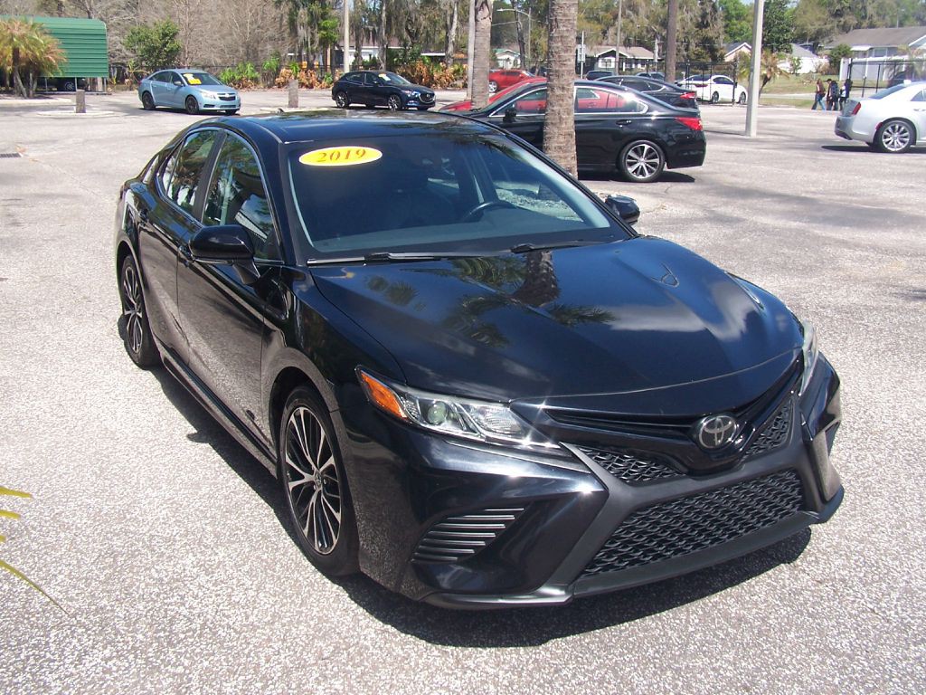 2019 Toyota Camry Image 3
