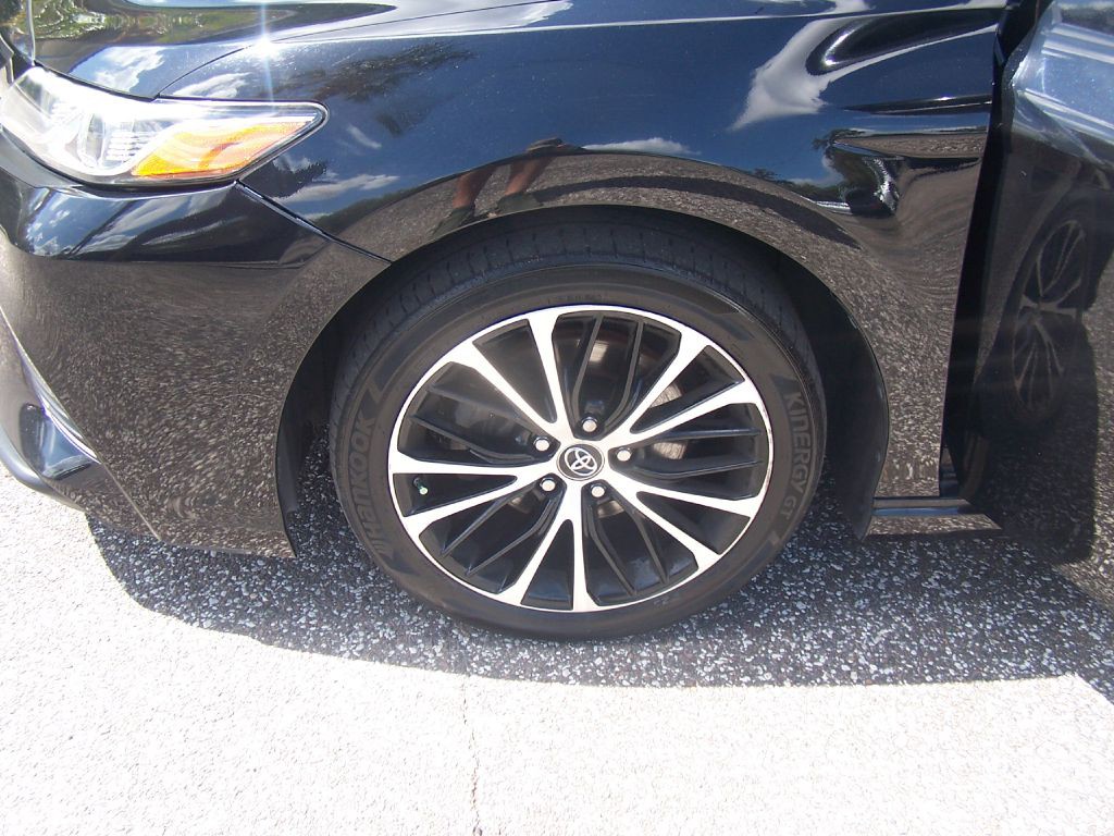 2019 Toyota Camry Image 14