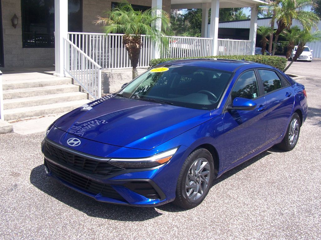 2024 Hyundai Elantra Image 2