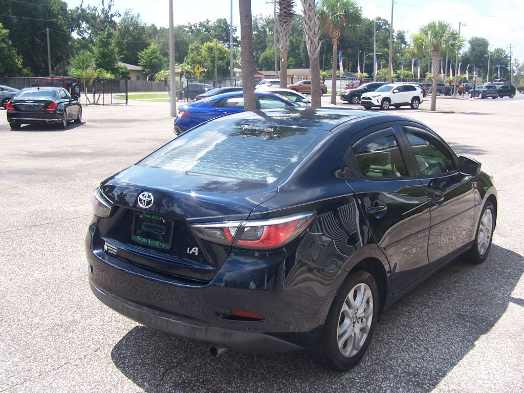 2017 Toyota Yaris Image 4