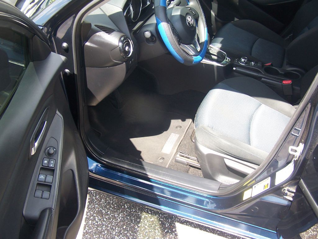 2017 Toyota Yaris Image 6