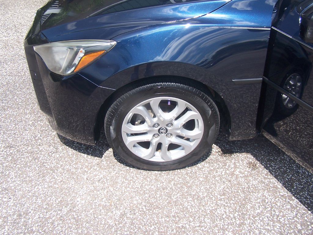 2017 Toyota Yaris Image 14