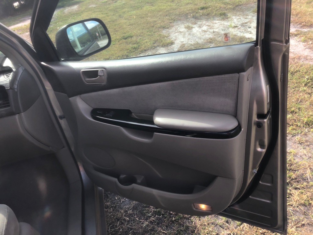2004 Toyota Sienna Image 8