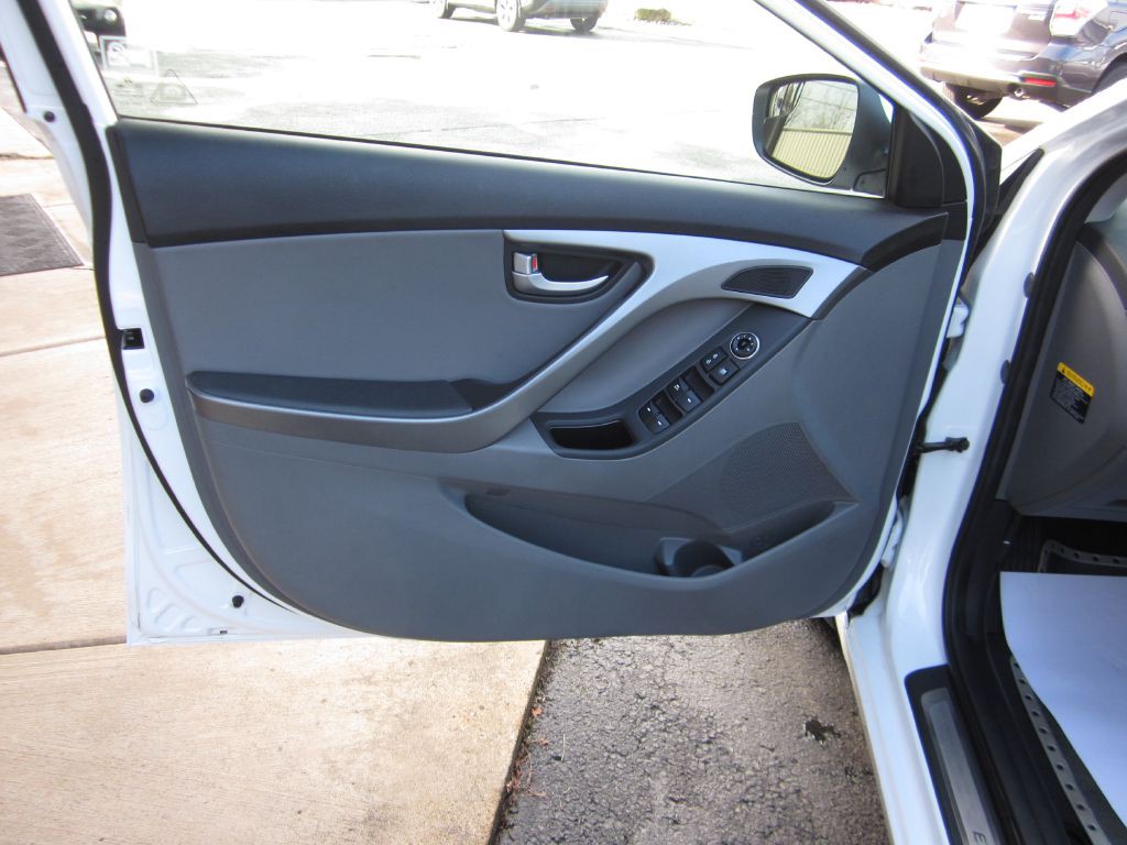 2015 Hyundai Elantra Image 31