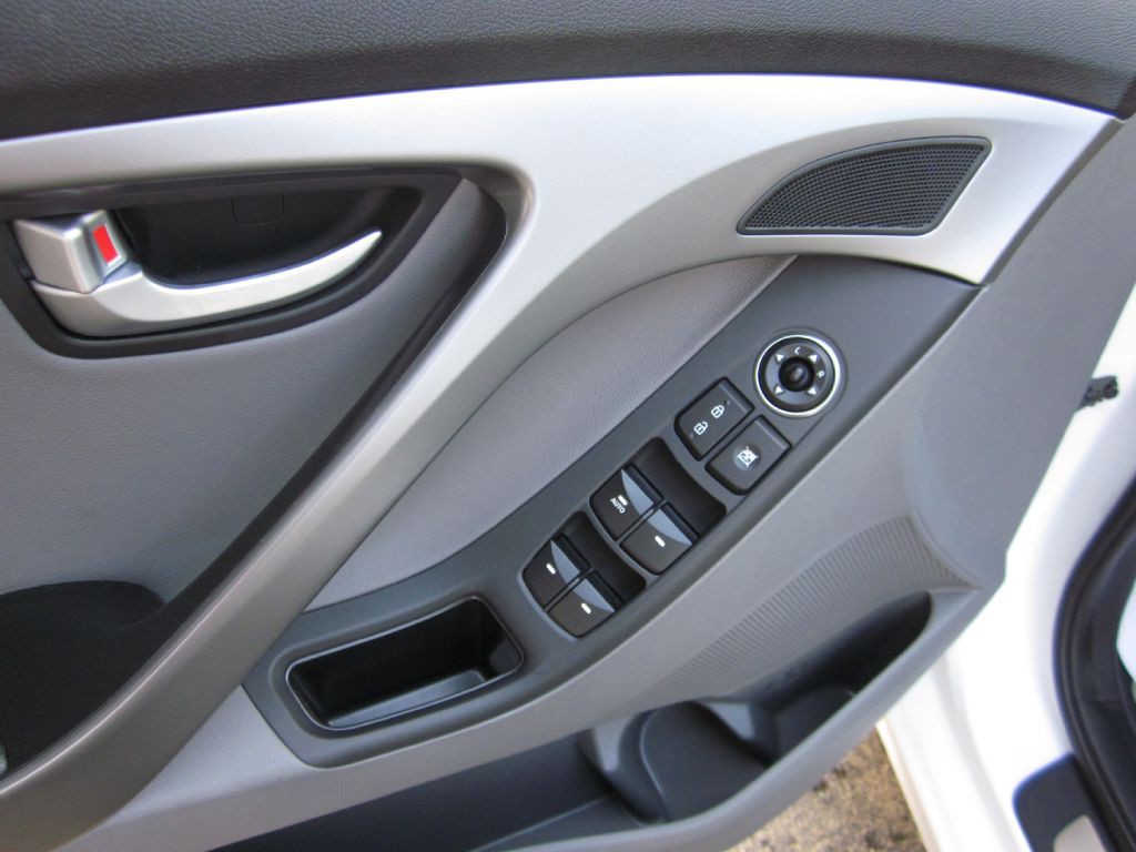 2015 Hyundai Elantra Image 32