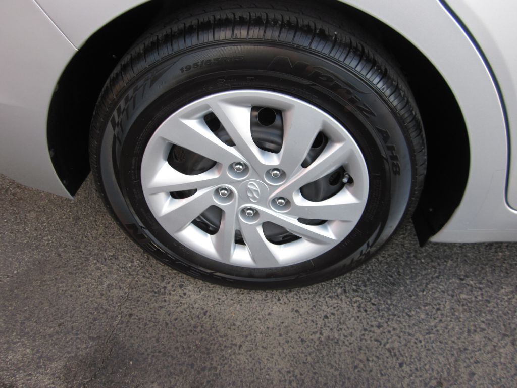 2019 Hyundai Elantra Image 25