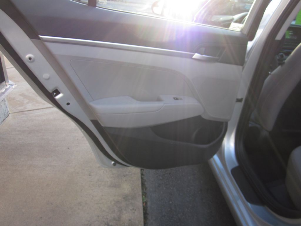 2019 Hyundai Elantra Image 38