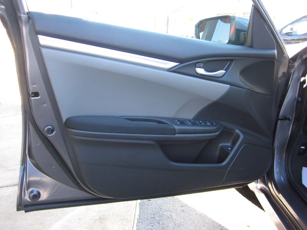 2017 Honda Civic Image 32