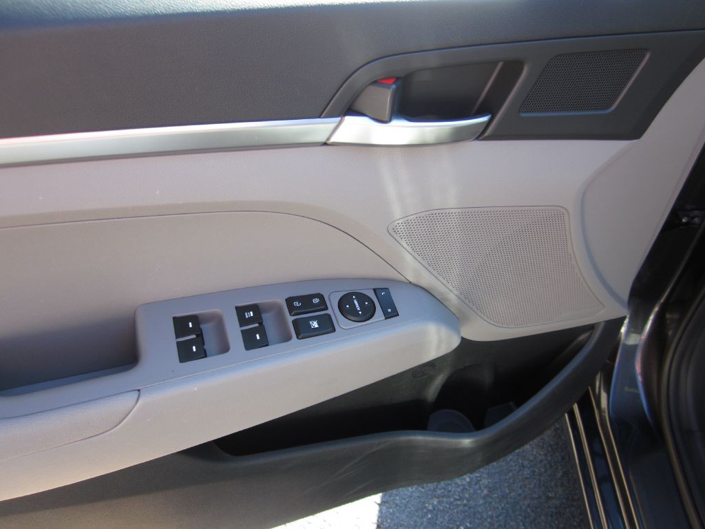 2020 Hyundai Elantra Image 24