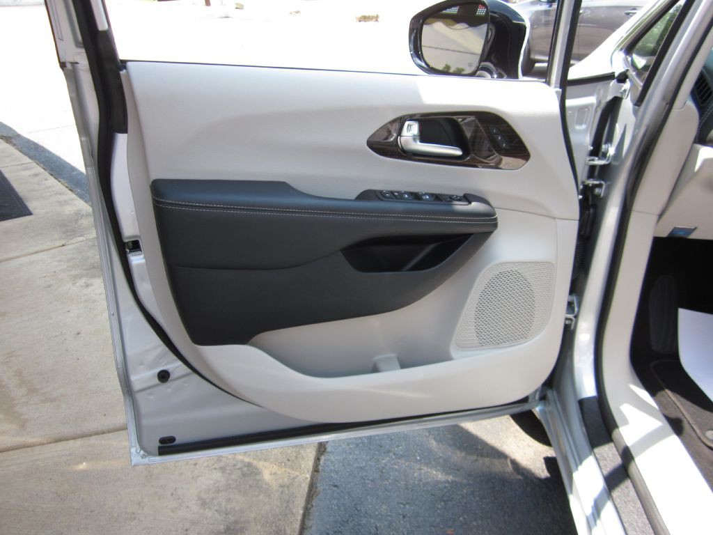 2023 Chrysler Pacifica Image 36