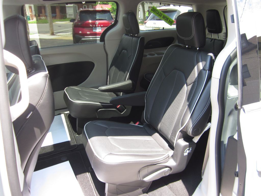 2023 Chrysler Pacifica Image 44
