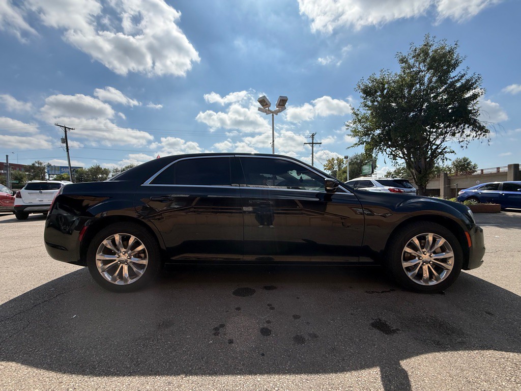 2021 Chrysler 300 Image 4
