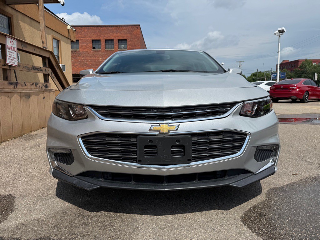 2017 Chevrolet Malibu Image 2