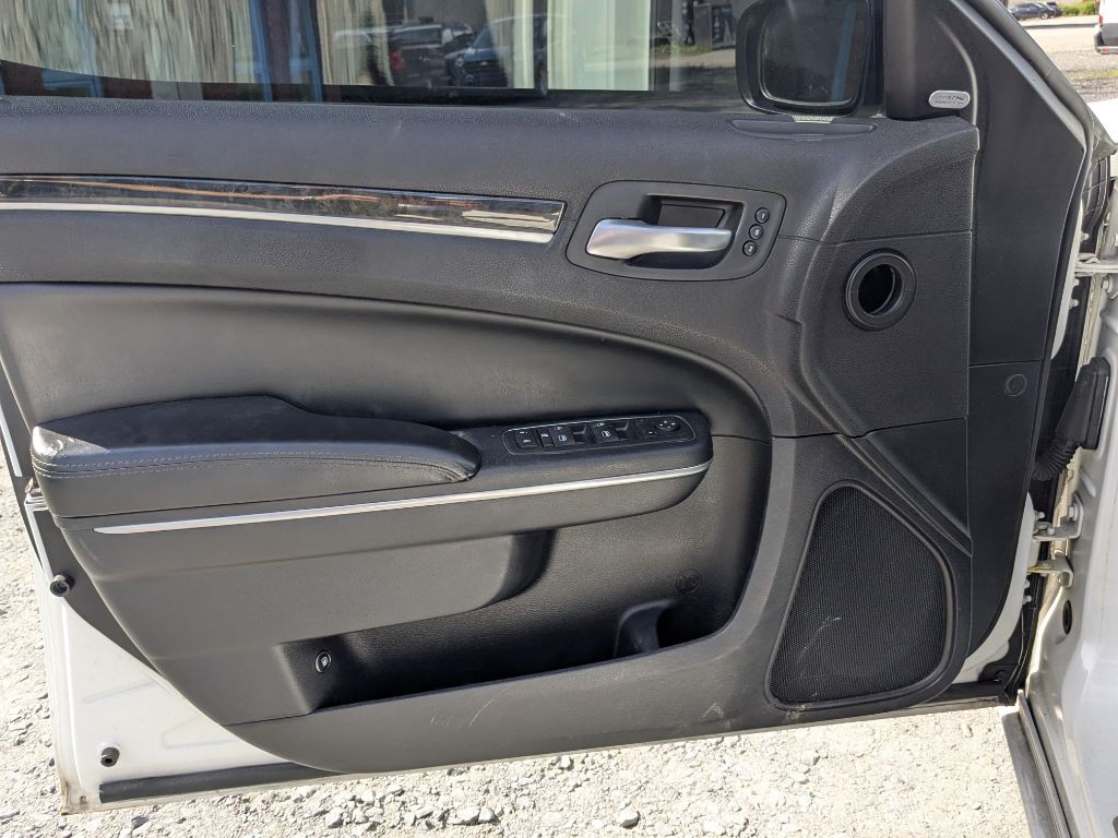 2015 Chrysler 300 Image 6