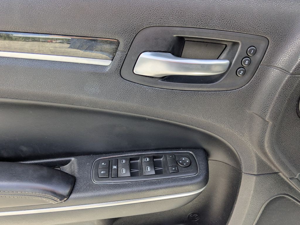 2015 Chrysler 300 Image 7