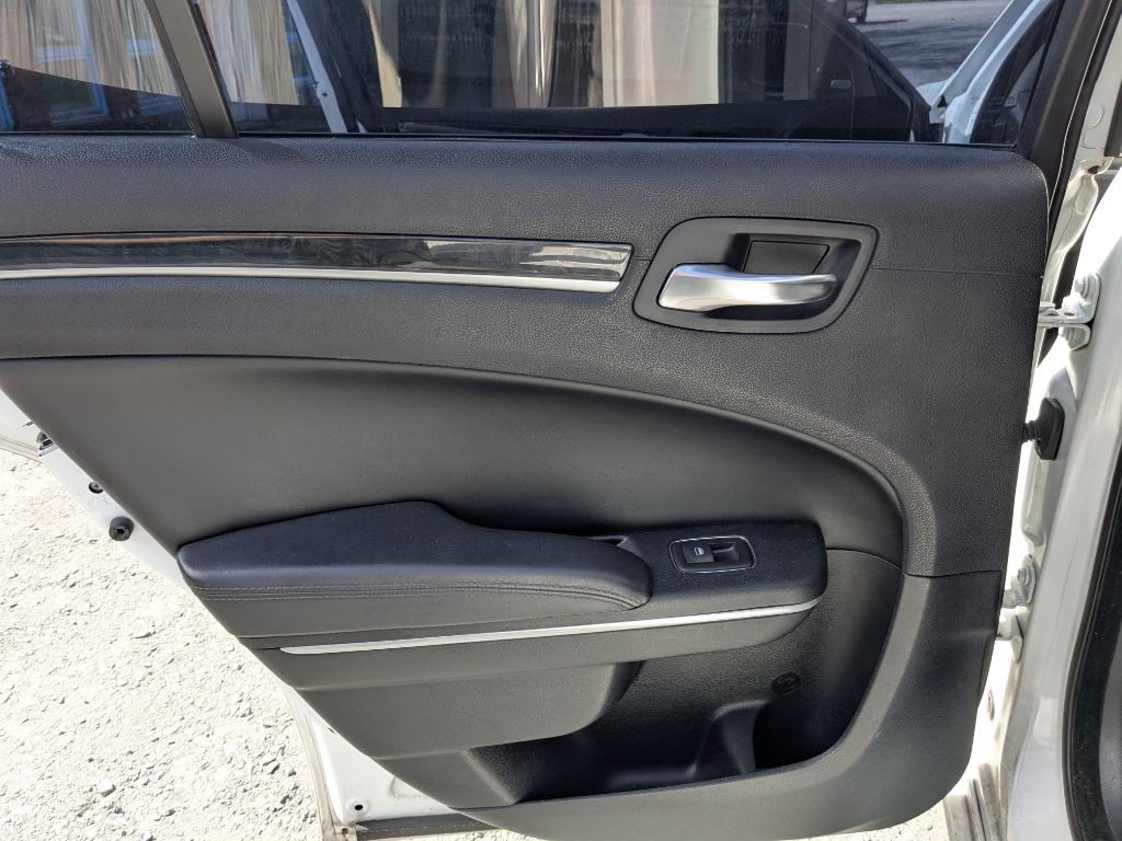 2015 Chrysler 300 Image 10