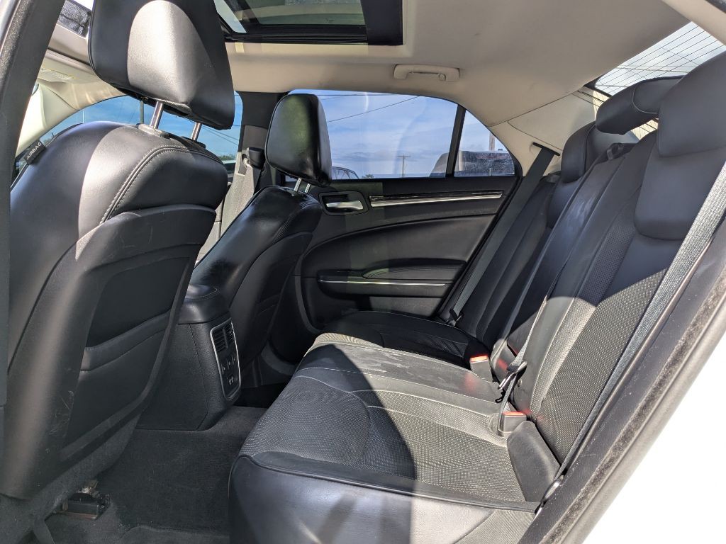 2015 Chrysler 300 Image 11
