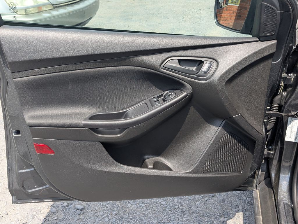 2017 Ford Focus Image 5