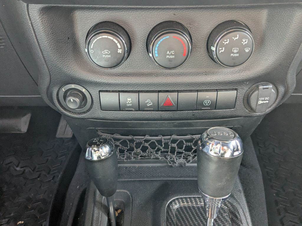 2013 Jeep Wrangler Image 19