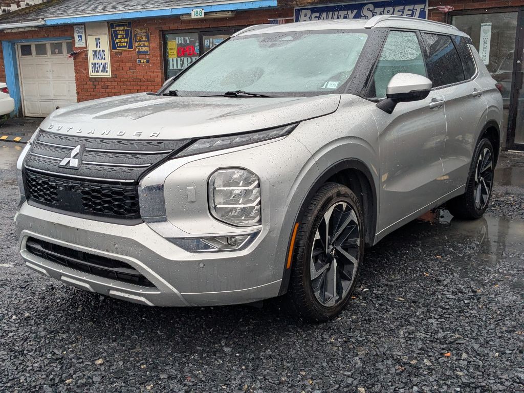 2022 Mitsubishi Outlander Image 2