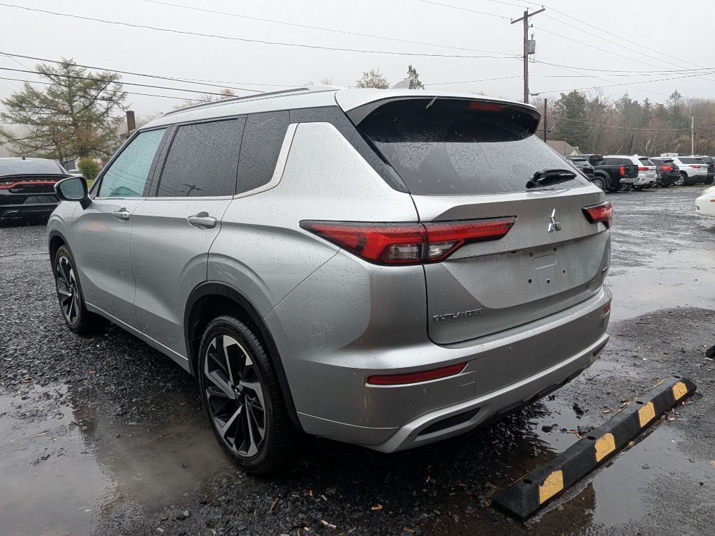 2022 Mitsubishi Outlander Image 3