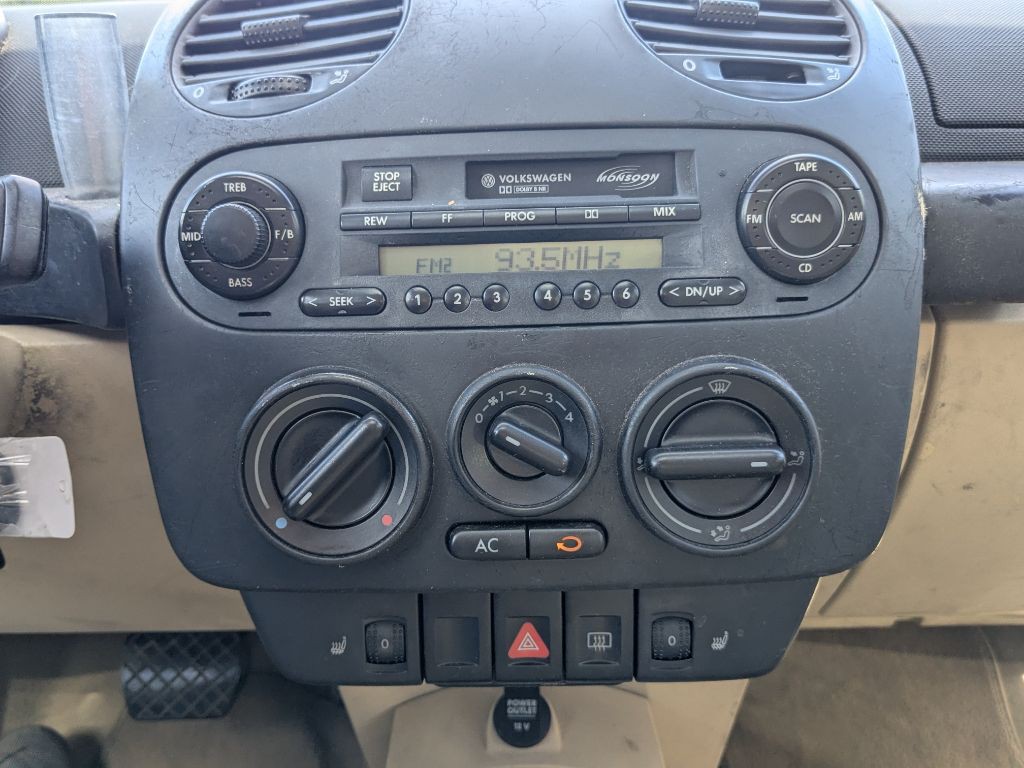 2003 Volkswagen Beetle Image 10