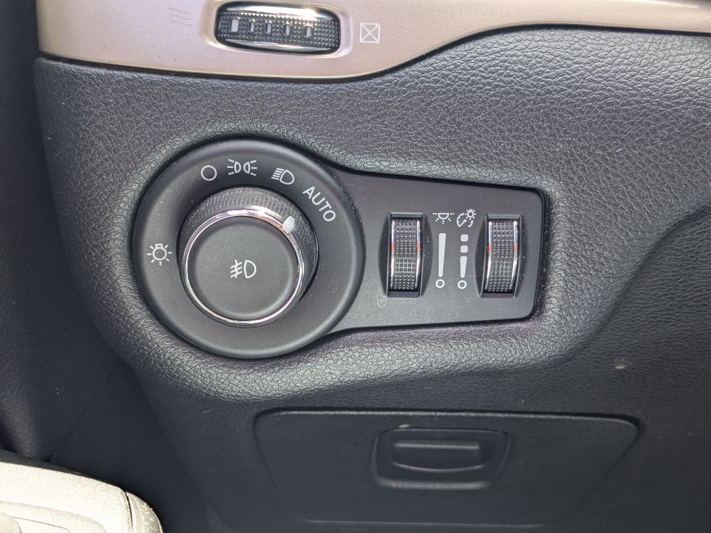 2016 Jeep Cherokee Image 13