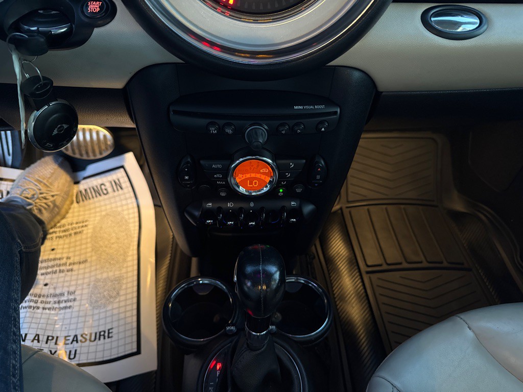 2011 MINI Cooper Image 16