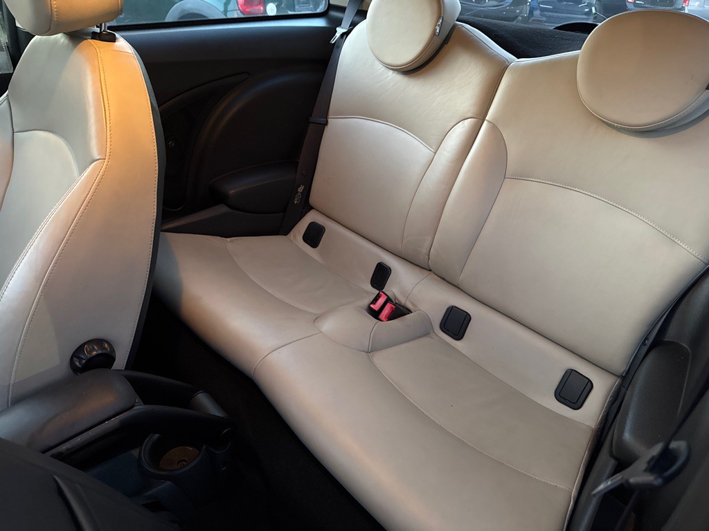 2011 MINI Cooper Image 19