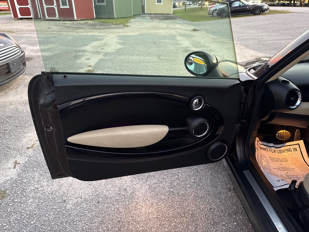 2011 MINI Cooper Image 20