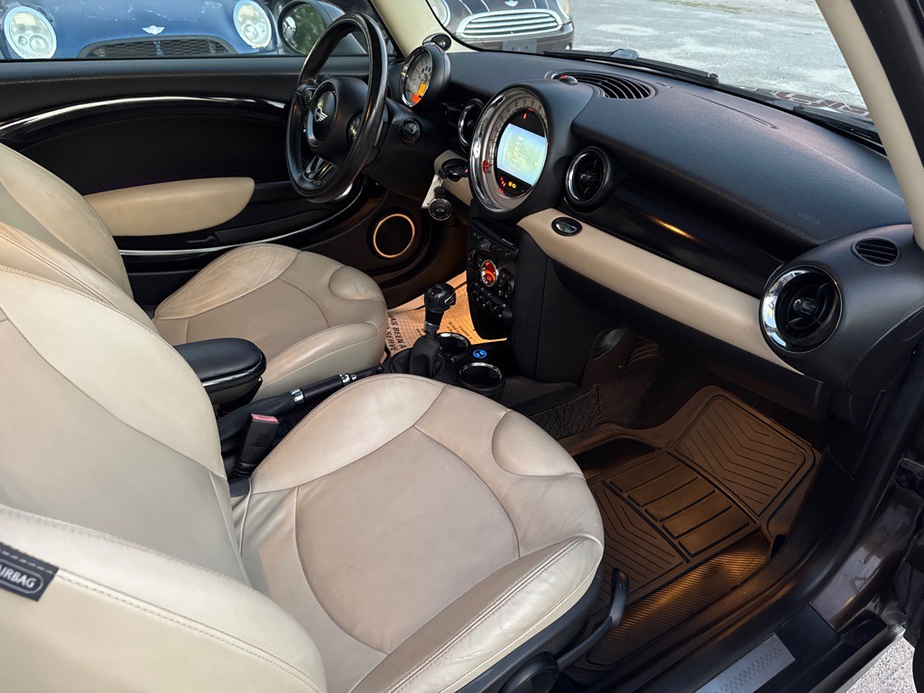 2011 MINI Cooper Image 22