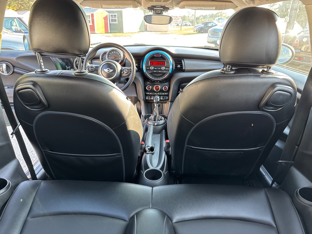 2015 MINI Cooper Image 18
