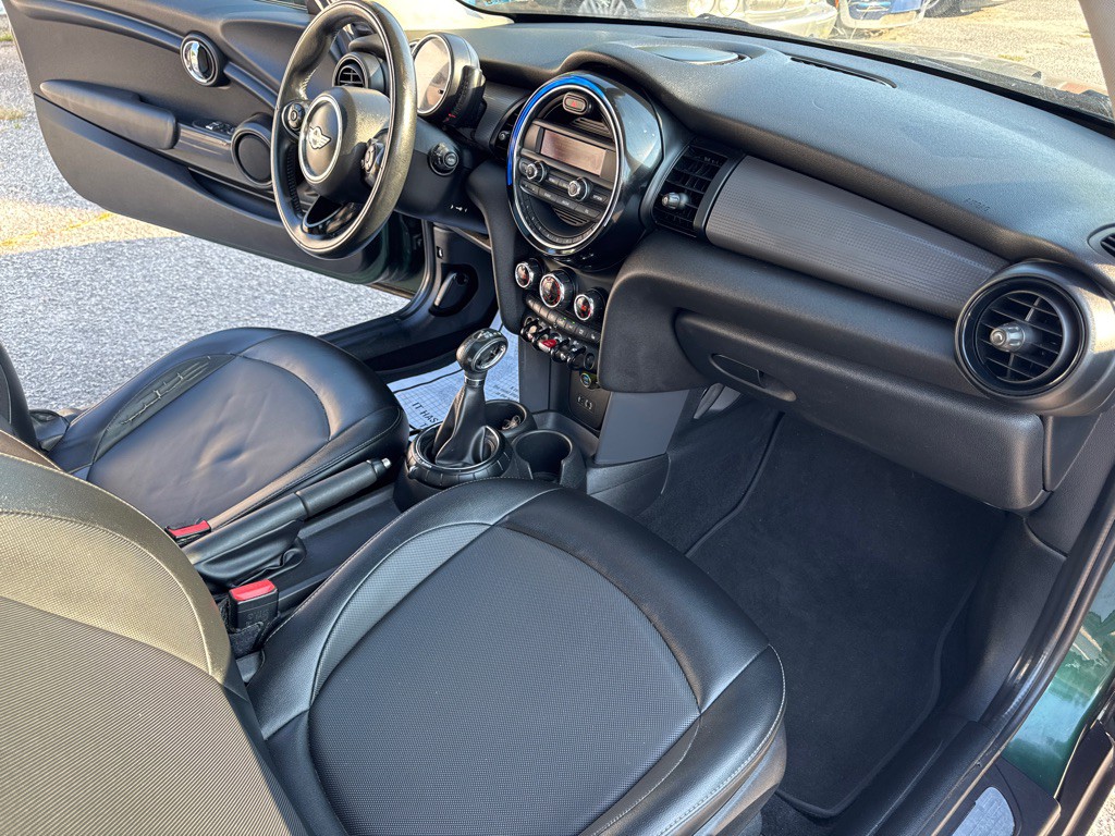 2015 MINI Cooper Image 20