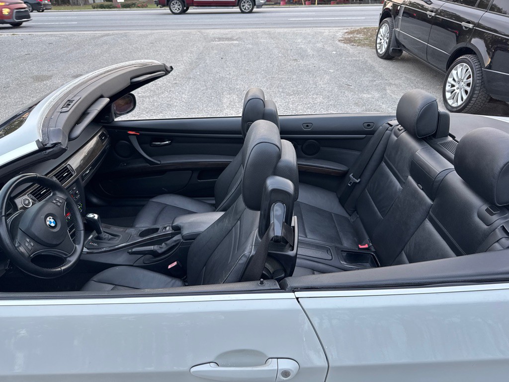 2011 BMW 3 Series Image 11